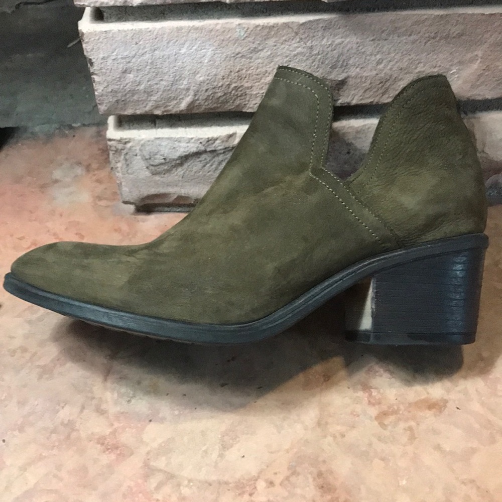 Bueno olive green suede booty made in Turkey size 39